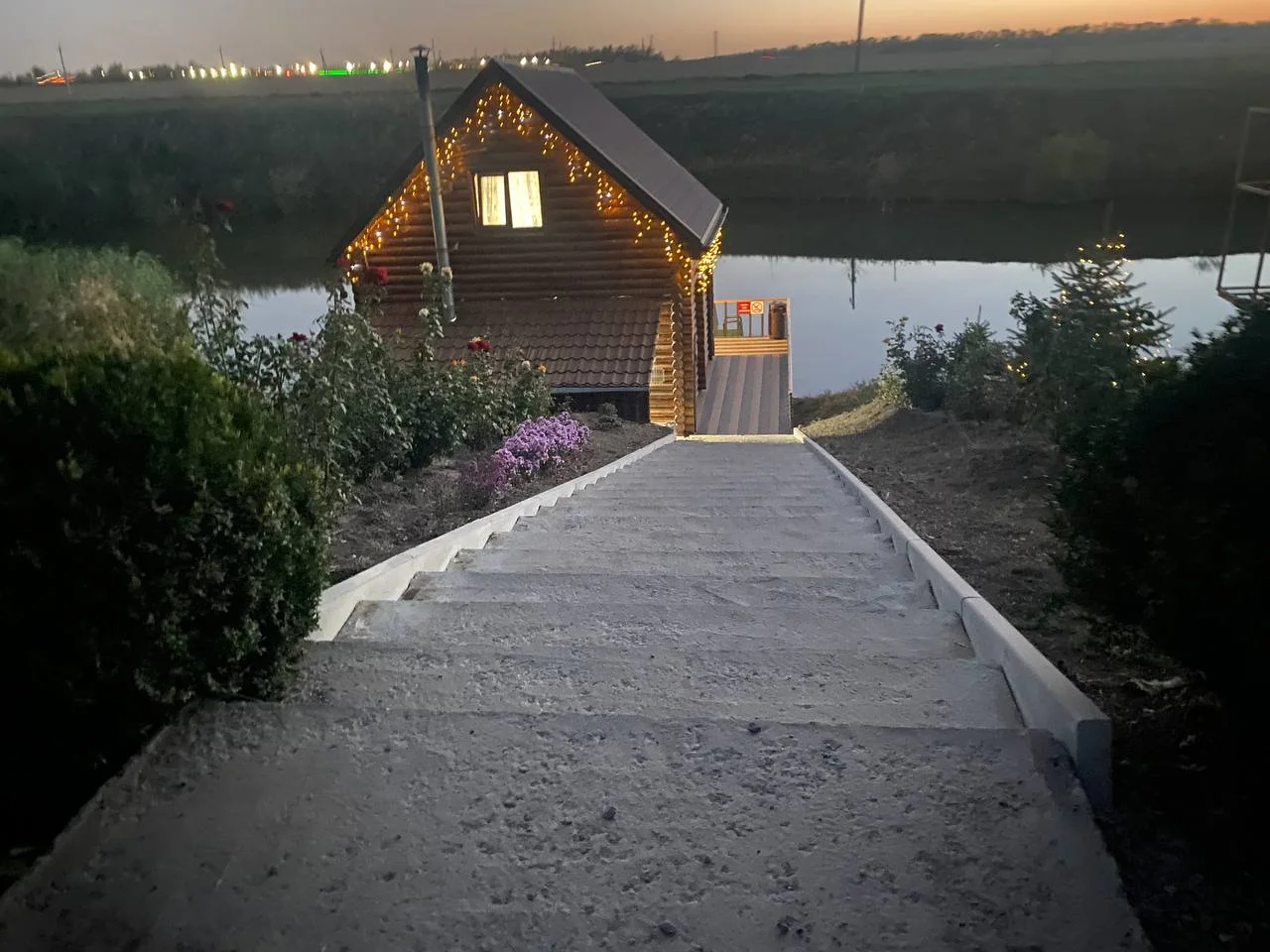 Баня у озера в вечернем свете и дорожка к воде
